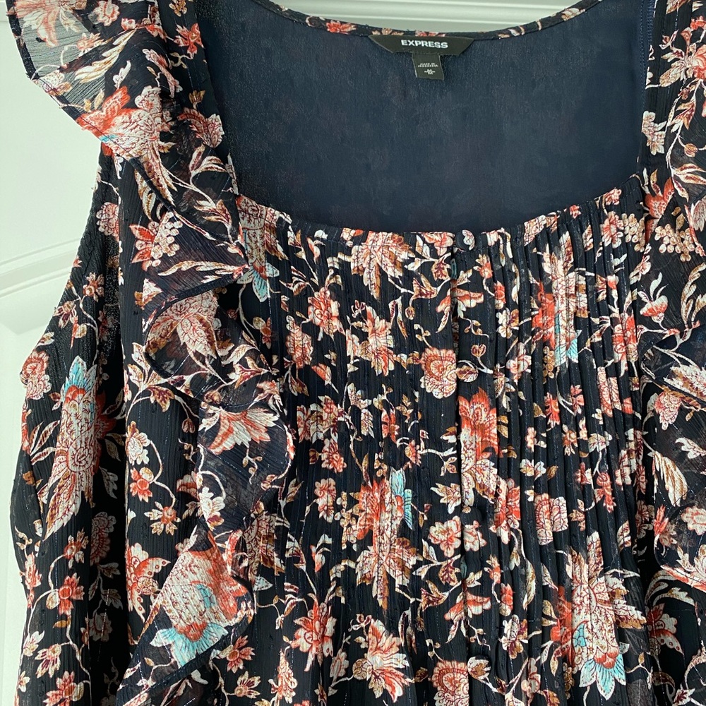Express Ruffled Floral Top🌼🌺 - Picture 4 of 13